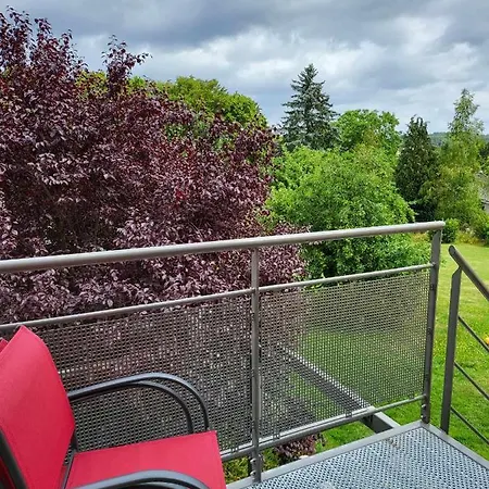 A La Salle De Jeux Et Son Jardin Autour De La Verte Apartman Dinant