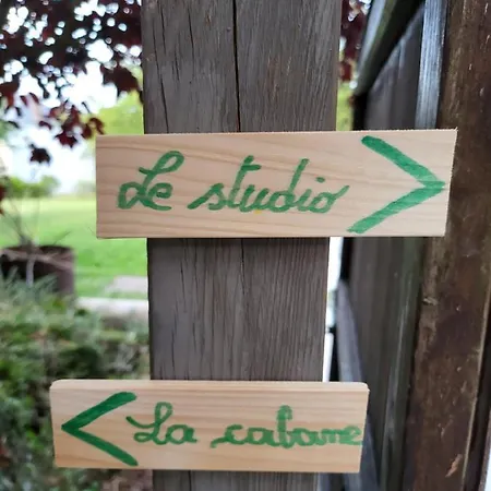 A La Salle De Jeux Et Son Jardin Autour De La Verte