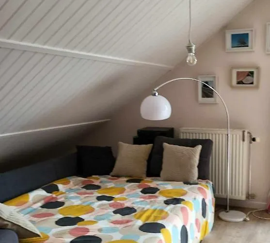 A La Salle De Jeux Et Son Jardin Autour De La Verte Dinant