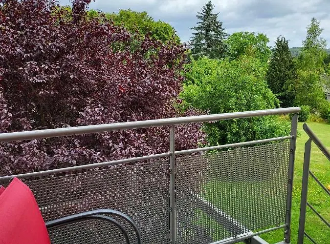 A La Salle De Jeux Et Son Jardin Autour De La Verte Apartman Dinant